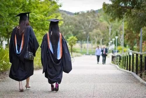 谁说留学生身份不香了？教育部官宣：大力培养出国留学人才，还要帮留学生找工作